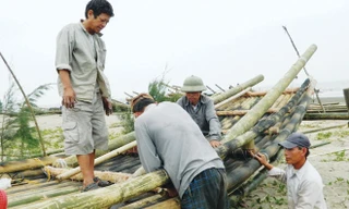 Ngư dân Hải Triều (Hải Hậu, Nam Định) đóng bè vươn khơi. Ảnh: LT