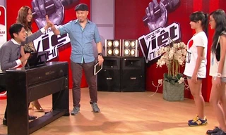 Huy Tuấn và huấn luyện viên đang tập với các thí sinh trong đội. (Ảnh: CTS) 