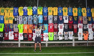 78 chiếc áo thi đấu của Ronaldinho được fan của anh sưu tập