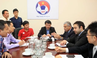 Đoàn cán bộ FIFA, AFC trao đổi với báo chí Việt Nam sau chuyến tìm hiểu thông tin vụ cá độ, dàn xếp tỷ số trận đấu của nhóm cầu thủ V.Ninh Bình. ảnh: VSI