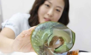 Màn hình TV có thể uốn cong thành... ống