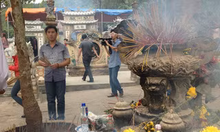 Cảnh nhếch nhác, lộn xộn thiếu tôn nghiêm