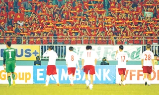 Người hâm mộ vẫn ở bên các cầu thủ U19 VN dù họ thua đậm. Ảnh: VSI 