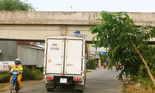 Đường vào gầm cầu Vĩnh Hưng không có biển báo đường rẽ tránh