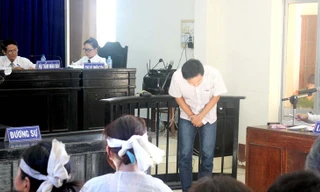 Bị cáo Đỗ Như Huy cúi đầu xin lỗi gia đình nạn nhân