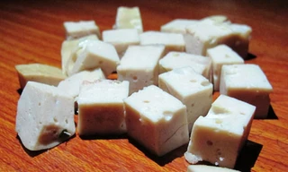 Mẫu giò lụa tự nhiên phát sáng trong đêm được cơ quan chức năng thu giữ