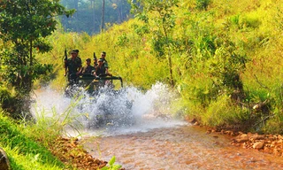  Cưỡi xe lội suối trong làng Cù Lần. Ảnh: h.t.N