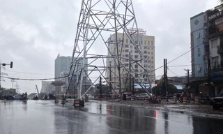 Ngã ngửa, cột điện cao thế mọc giữa ngã tư