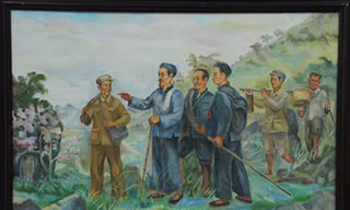 Bức tranh Bác Hồ về nước của họa sĩ Trịnh Phòng. Ông Phạm Văn Lộc, người gánh va ly