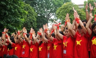 Thanh niên Việt Nam hướng về Biển Đông.