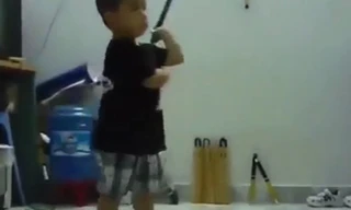 “Truyền nhân” 6 tuổi của Lý Tiểu Long múa côn cực đỉnh