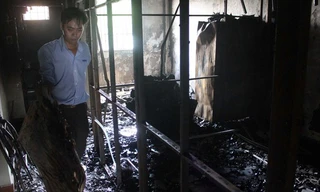 Phá cửa cứu bé 7 tuổi trong ngôi nhà cháy ở Sài Gòn