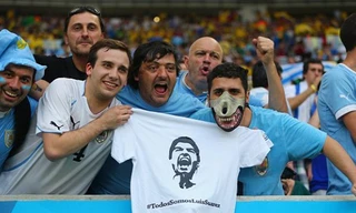 CĐV Uruguay đeo mặt nạ, ‘cắn’ em bé Brazil ủng hộ Luis Suarez