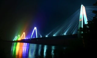 Sắc cầu vồng khổng lồ trên cầu dây văng dài nhất Việt Nam