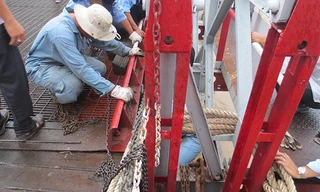 Đường dẫn phà Cát Lái bị sóng đánh sập