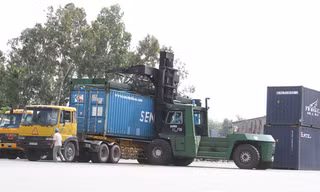 Với những loại phí phi lý, các doanh nghiệp XNK Việt Nam bị "móc túi" hàng triệu USD. Ảnh: Đại Dương 