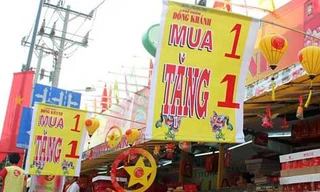 Bánh trung thu ở Sài Gòn ế ẩm, mua 1 tặng 3