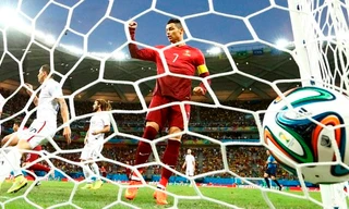 [ẢNH]: Ronaldo thở phào sau trò đu dây tử thần