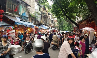 Phố Hàng Mã đông nghẹt người. Ảnh: Nguyễn Tú