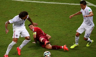 Ronaldo tỏ ra yếu đuối trong vòng vây cầu thủ Mỹ. Ảnh: Getty Images