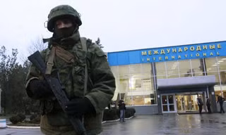 Một tay súng tại sân bay ở Simferopol hôm 28/2. Ảnh: Independent