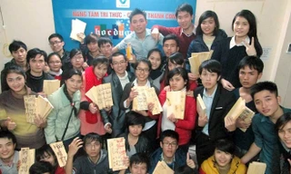 Khóa học kỹ năng sống do Lê Văn Thành (mặc vest, đeo kính) tổ chức