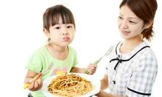  Nhiều người mẹ quan niệm việc ăn đồ ngon, đồ bổ sẽ giúp con cao lớn thông minh, nhưng không hiểu rằng dinh dưỡng hợp lý đến từ những bữa ăn đầy đủ 4 nhóm chất dinh dưỡng và cách chế biến khoa học