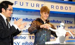 Giám đốc trẻ Hồ Vĩnh Hoàng và ngôi sao ca nhạc người Canada Justin Bieber tại Triển lãm Điện tử Tiêu dùng lớn nhất thế giới (CES) 2012 và nhảy cùng robot của Công ty TOSY