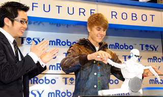 Giám đốc trẻ Hồ Vĩnh Hoàng và ngôi sao ca nhạc người Canada Justin Bieber tại Triển lãm Điện tử Tiêu dùng lớn nhất thế giới (CES) 2012 và nhảy cùng robot của Công ty TOSY