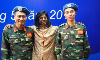 Phó Tổng Thư ký LHQ Amecrah Haq (giữa) và hai sỹ quan Việt Nam tham gia lực lượng gìn giữ hòa bình LHQ tại Nam Sudan. Ảnh: Nguyễn Minh