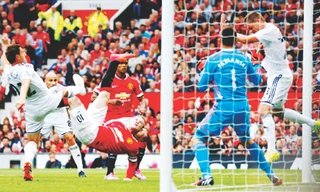 Man United (Áo đỏ) gục ngã ngay trên sân nhà ở ngày khai mạc