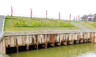 Hồ Xuân Hương nhiều đoạn trơ đáy, vì sao?