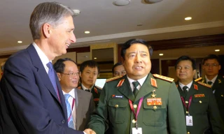 Bộ trưởng Bộ Quốc phòng Việt Nam, Phùng Quang Thanh có cuộc tiếp xúc song phương với Bộ trưởng Quốc phòng Anh, Phillip Hammond. Ảnh: Kim Yến 