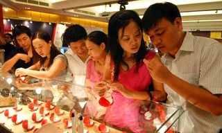 Người tiêu dùng sẽ được hưởng lợi khi mua vàng trang sức sau ngày 1/6. ảnh: Như Ý 