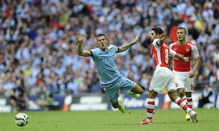 Man Xanh (trái) gục ngã trước họng pháo Arsenal. Ảnh: EPA