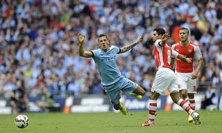 Man Xanh (trái) gục ngã trước họng pháo Arsenal. Ảnh: EPA