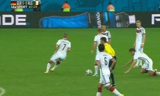 Đức chơi tiểu xảo với pha dàn xếp đá phạt tệ nhất lịch sử?