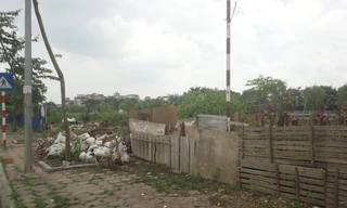 Đổ phế thải bên bờ sông Tô Lịch