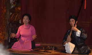 Với Bạch Vân kể cả có 2 người ngồi nghe, chị cũng say sưa hát