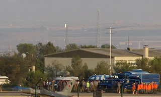 Rất may là 2 phi công đã kịp thời bật ghế thoát hiểm để thoát ra ngoài