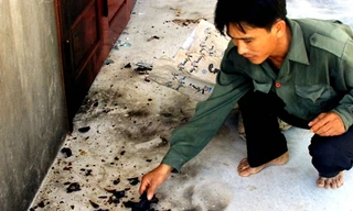 Vết bom xăng những kẻ xin đểu ném vào nhà anh Cao để uy hiếp. ảnh: Thu Hoài