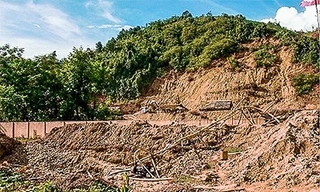 Sân trường biến thành bãi đào đãi vàng.