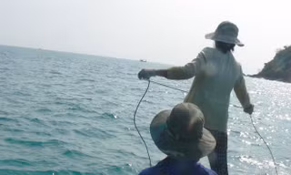  Cha con anh Huy thả luồng ốc. ẢNH: TÙNG HUYÊN