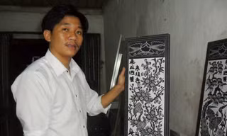 Anh Trần Văn Sùng tại Công ty TNHH xây dựng Tuấn Thành do anh gây dựng. Ảnh: Phạm Nhài 