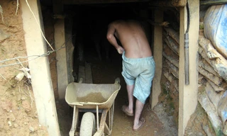 Một công nhân vào hầm khai thác vàng. Ảnh: Nam Cường