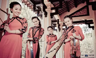Mặt Trời Đỏ - từ trái qua: Thanh Lan (hát), Hồ Nga (hát, t’rưng, tam thập lục, trống, bầu), Kim Long (tranh, t’rưng, tỳ bà), Thùy Linh (violon, trống). Ảnh: Minh Huy