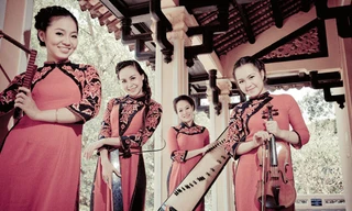 Mặt Trời Đỏ - từ trái qua: Thanh Lan (hát), Hồ Nga (hát, t’rưng, tam thập lục, trống, bầu), Kim Long (tranh, t’rưng, tỳ bà), Thùy Linh (violon, trống). Ảnh: Minh Huy