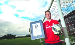 Pha ghi bàn của thủ môn Begovic lập kỷ lục Guinness