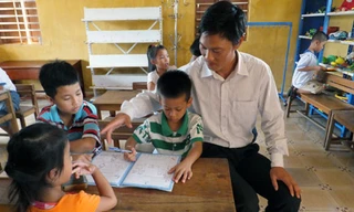 Tặng 200 triệu đồng cho Quỹ học bổng Vừ A Dính