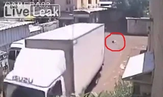 Đứa bé may mắn thoát chết khi xe tải chạy qua người